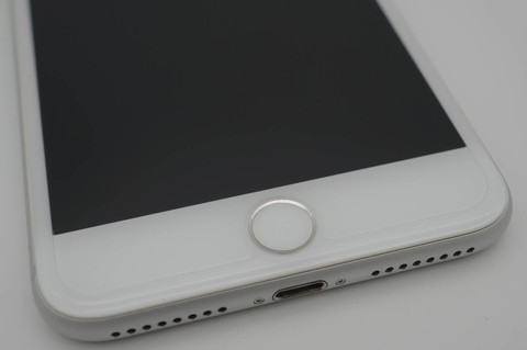 画面にフィルムを貼って保護するのも有効だが、傷は防いでも画面割れは防げないことも多いので、そもそも落としたりしないように、丁寧に扱うよう心がけよう