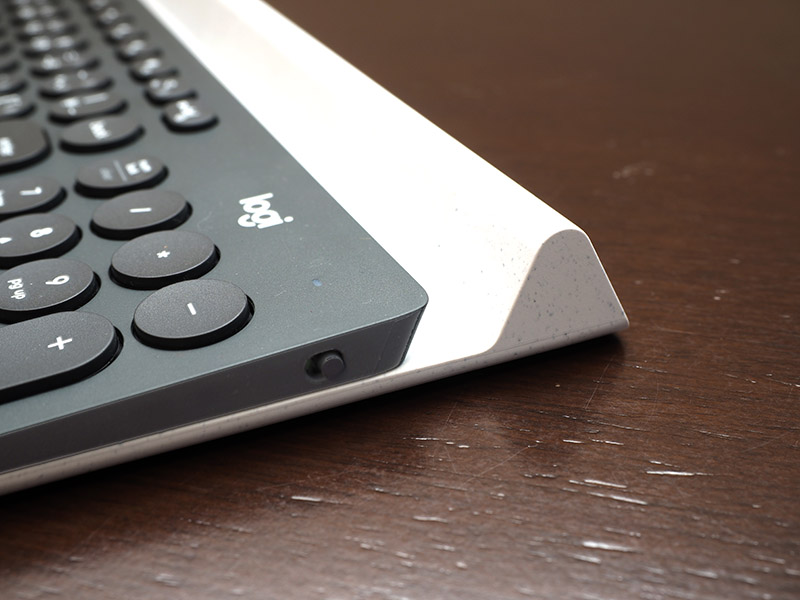 上部に、タブレットやスマホを立てかけるスタンドがある