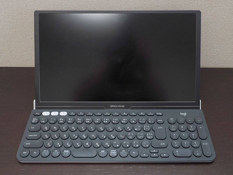 メーカー非推奨だが、スタンドに15.6インチのモバイルディスプレイがぴったりおさまった