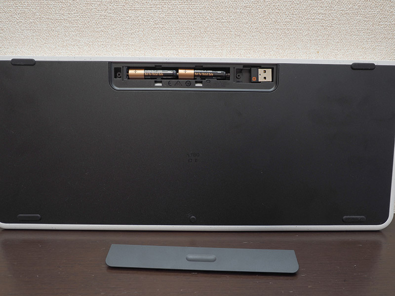 単四電池2本で動作。ロジクール製品共通で使えるUnifyingレシーバーはここに収納できる(Bluetooth接続時は使わない)