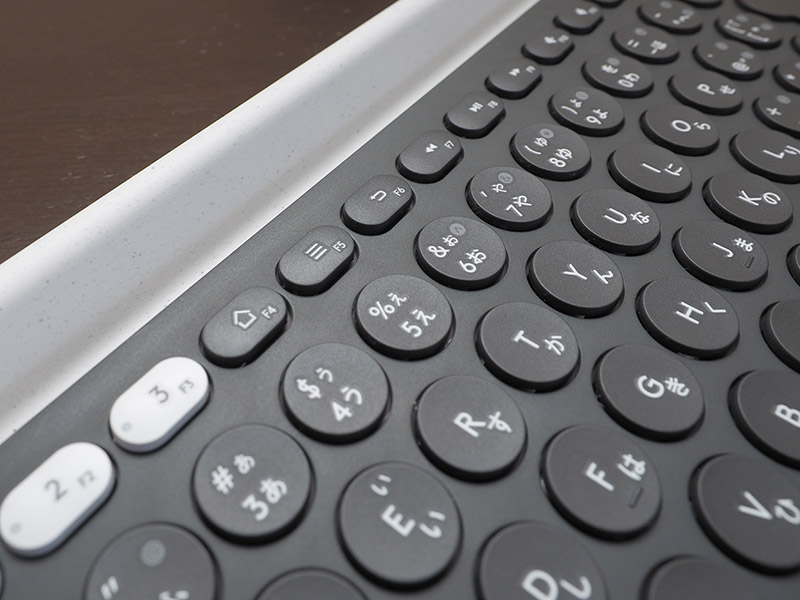 単独押下では検索や音量上下などに割り当てられているキー群。ファンクションキーとして使うにはFnと同時押しが必要（設定変更可能）