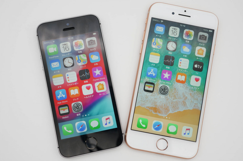 iPhone SE（第1世代）（左）とiPhone 8（右）。iPhone 8はiPhone SE（第2世代）と同じ大きさ