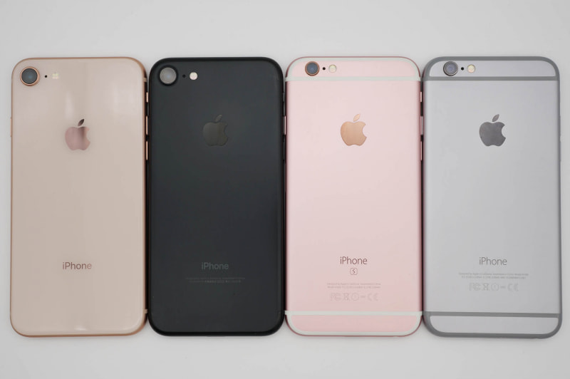 左からiPhone 8、iPhone 7、iPhone 6s、iPhone 6。7以前の背面は金属製だったが、非接触充電に対応する8からはガラスパネルになっている