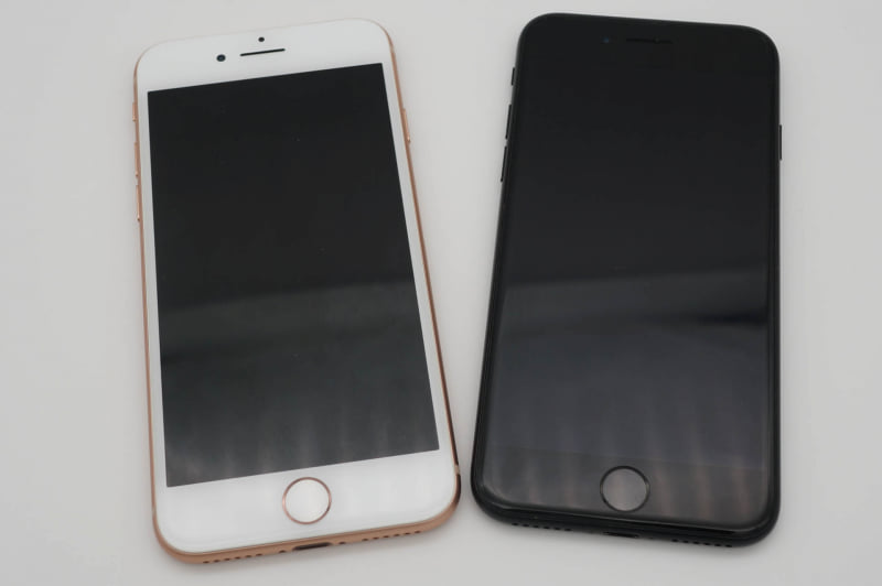 iPhone 8（左）までのモデルは背面カラーによってフロントベゼルの色が白になったが、iPhone SE（第2世代）は黒に統一