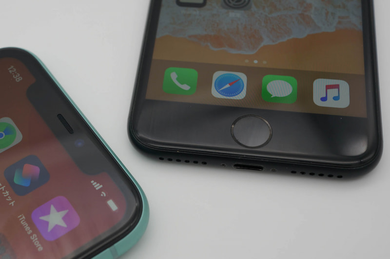 Face ID（左、iPhone 11）とTouch ID内蔵ホームボタン（右、iPhone 7）。どちらが良いかは好みの問題かも知れないが……