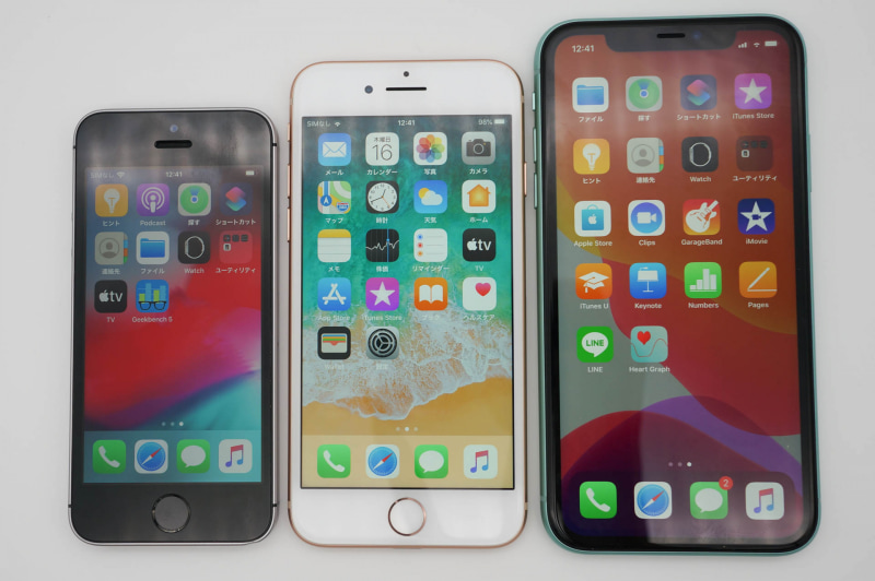 左からiPhone SE（第1世代）、iPhone SE（第2世代）と同サイズのiPhone 8、iPhone 11。使い勝手や見やすさに影響するくらい、画面サイズが異なっている