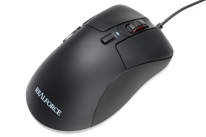 東プレのREALFORCE MOUSE。6ボタン＋ホイールで、ゲーミングマウスとしては比較的にシンプルな製品だ。抑えめの静かなデザインではあるが、ブランドロゴがLEDで光ったりする。左右ボタンのスイッチとして、同社REALFORCEシリーズキーボードと同じタイプの静電容量無接点方式スイッチが採用されており、その耐久性は5000万回に及ぶという。税込み実勢価格は1万8000円前後