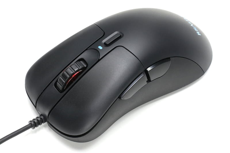 PCとの接続はUSB 2.0 Type-A。汎用ではあるが、現在のところカスタマイズ用アプリはWindows版のみ提供されている（macOS版は将来的に提供予定）。また、macOSの場合は左側の2つのボタンの前ボタンが機能せず、後ボタンがアプリスイッチャーとなるため、Macユーザーはこれらを自力でカスタマイズする必要があるっていうか、やっぱり現段階ではWindows用マウスと考えた方が良さそうだ