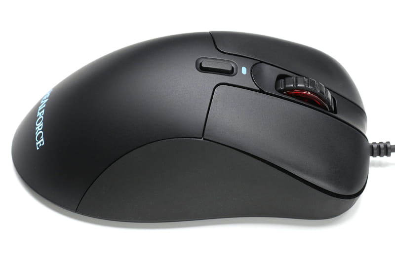 サイズ感は日本人に合わせてやや細身で小ぶり。特に高さが42mmと低めなので、いろいろな“握り方”のユーザーにマッチしやすく、女性にも使いやすいと思われる。マウスの左右サイドはエラストマー素材の滑り止め付き