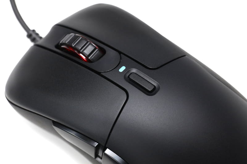 形状的には右手用マウスとなる。ホイール手前のボタンを押すとDPI値が切り替わる。DPI値を切り替えると、ホイールとボタンの間にあるLEDとマウス後方のブランドロゴLEDが3秒間点灯し、その点灯色により設定されたDPI値がわかる