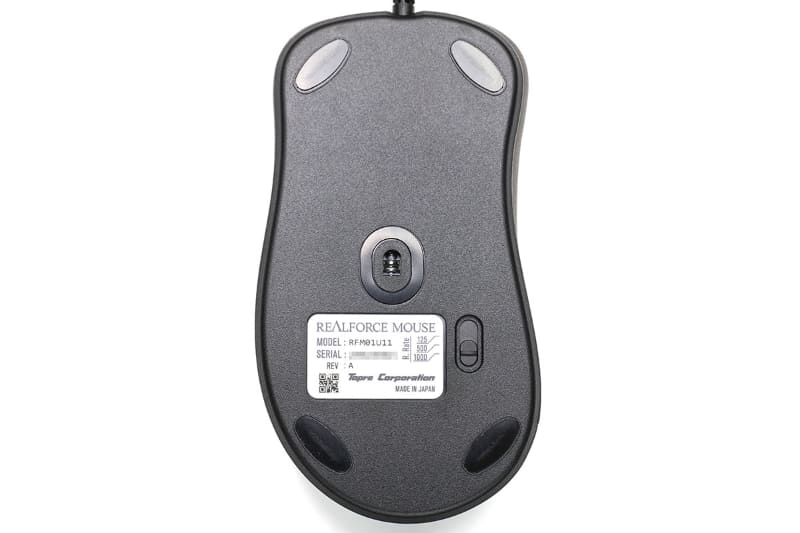 マウス裏面。ほぼ中央にセンサーがある。裏面に向かって右下には、レポートレートを切り替えるためのスライドスイッチがある