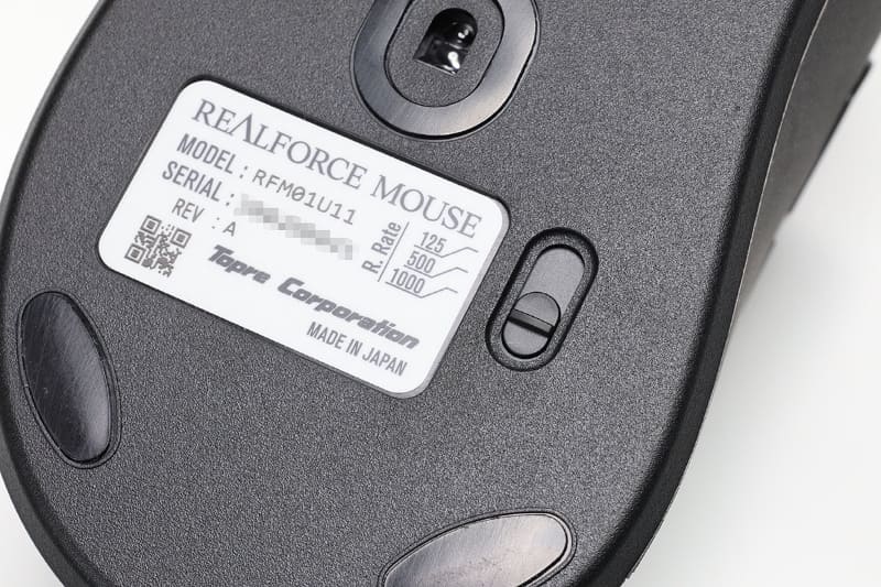 マウス裏面。ほぼ中央にセンサーがある。裏面に向かって右下には、レポートレートを切り替えるためのスライドスイッチがある