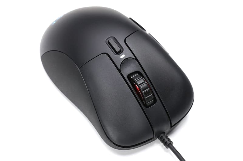 REALFORCE MOUSEの左右ボタンには静電容量無接点方式スイッチが採用されていて、軽い押下感と僅かなクリック感で押せる。押下時の音は「コッ」という感じで一度だけ。かなり静かな音だ。なお、他のボタンは静電容量無接点方式スイッチではなく、一般的なスイッチ。なので押下時に2度のクリック音がする