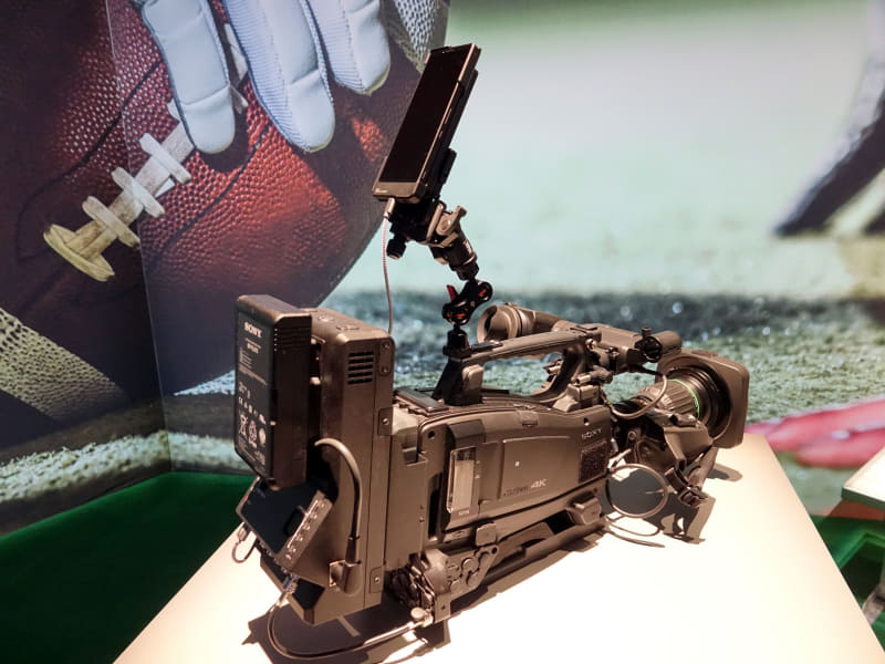 プロ用のカメラに5G対応の試作機を装着。NBC Sports、Verizonと共同で実験を行った。写真はCESでの展示