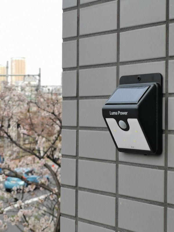家族の人気も高いテラスに2台設置したソーラー充電式のLEDライト