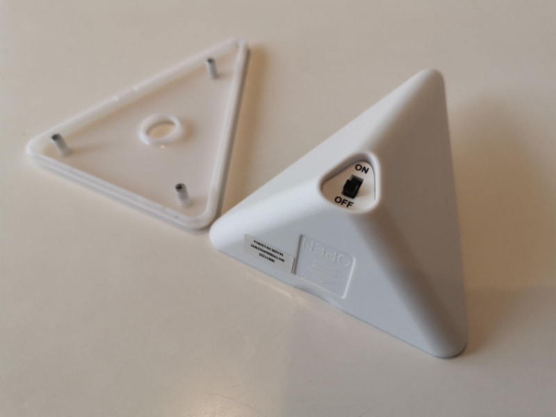 背面には電源オン・オフを行うスライド式スイッチ