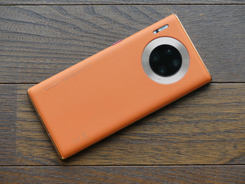 「HUAWEI Mate 30 Pro 5G」の先行販売に申し込んで購入。カメラを主張する背面のデザインが好きです