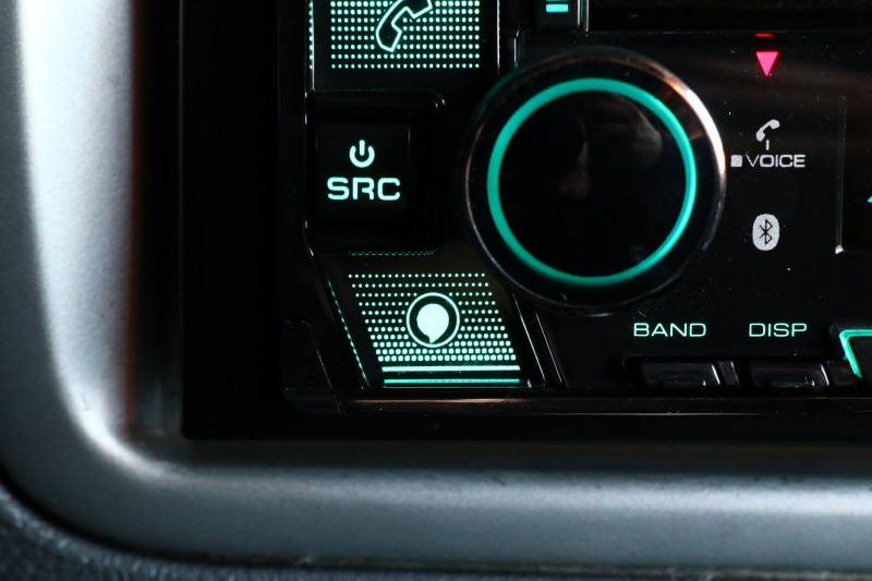 Amazon Alexanoのマークの付いたボタン。これを押して音声コマンドを発する