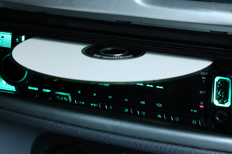 スマートフォンの音源だけでなく、CD、USBメモリー、3.5mmステレオミニプラグによるAUX入力まで多彩な音源に対応する