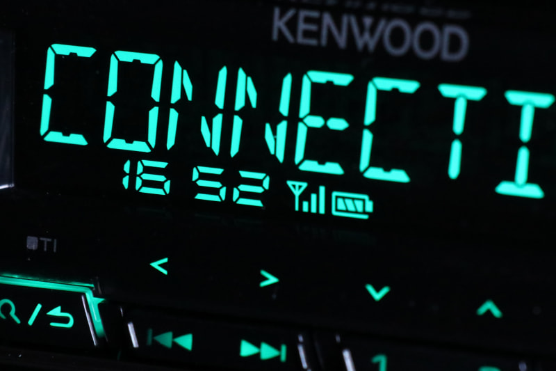 アンテナピクトや電池残量まで表示