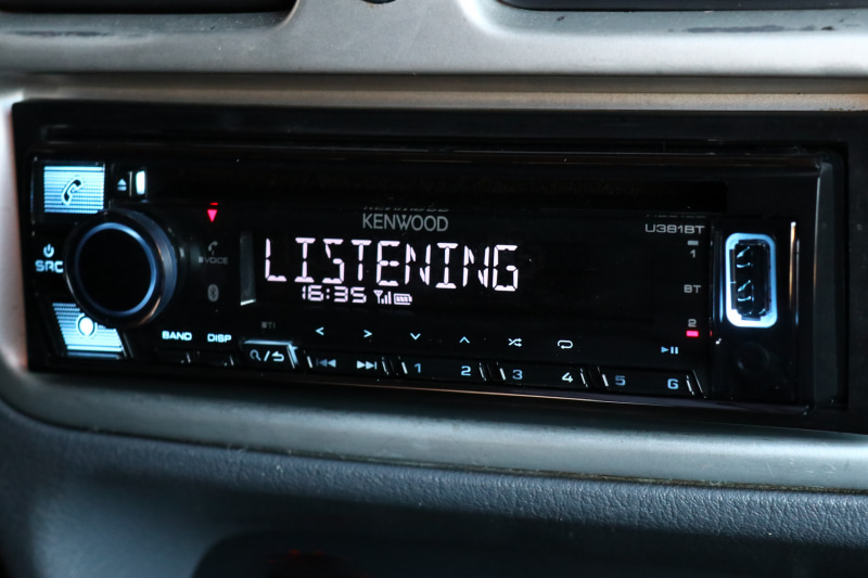 ボタンを押すと音声コマンドを受け付けている状態。イルミネーションの色も変化してわかりやすい