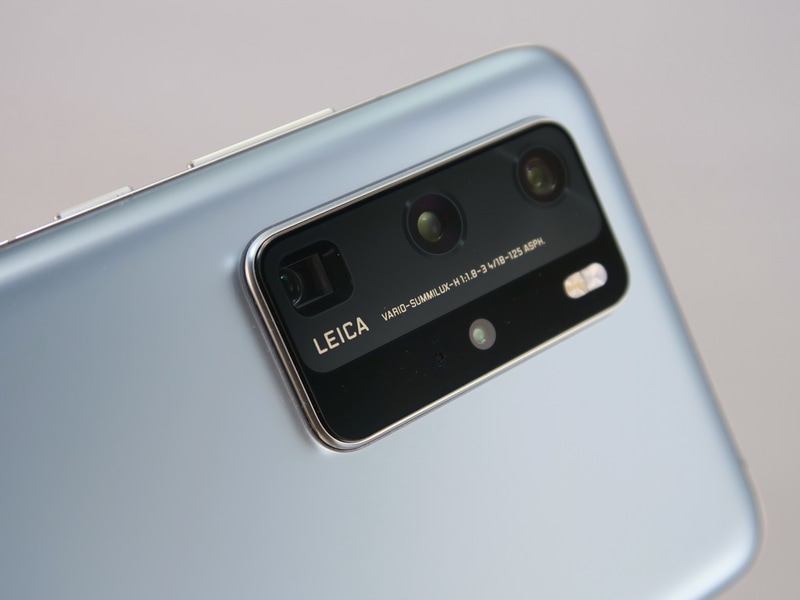 「Ultra Vision Leica Quad Camera」を搭載。色温度センサーの内蔵などにより、カメラ部はひと回り大きくなった印象