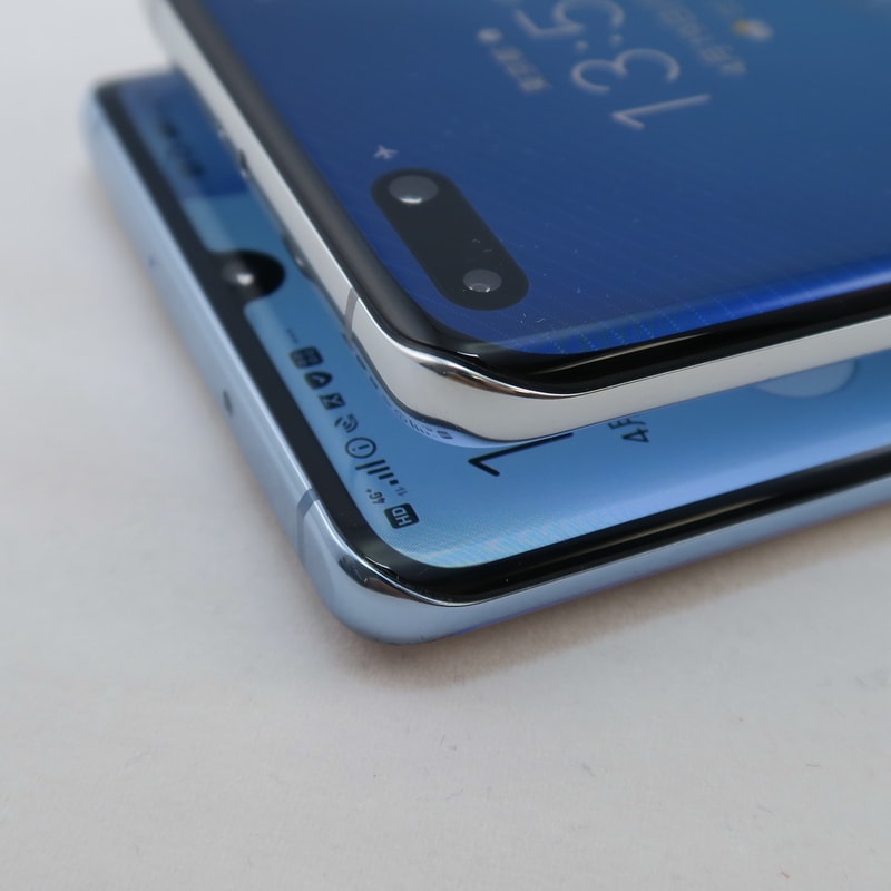 ディスプレイ左上角の湾曲した部分の形状を比較。HUAWEI P30 Pro（下側）よりも上部側が回り込んでいる。ただし、画面表示が拡張されているのは長辺側（左右側）のみ