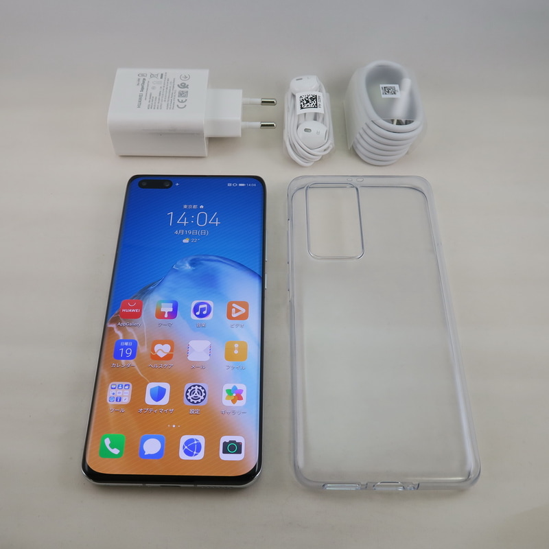 パッケージにはクリアタイプの背面カバー、イヤホン、USBケーブル、ACアダプタが同梱される。今回試用した製品はグローバル版のため、ACアダプタがCタイプのコンセントになっている