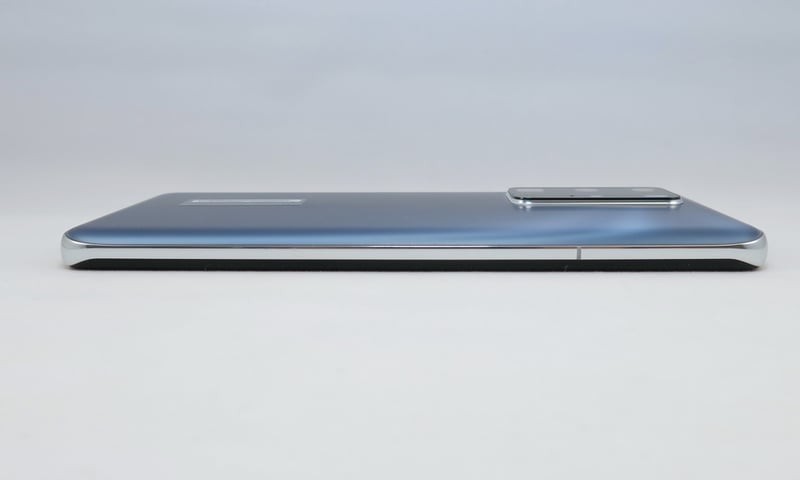 右側面はボタン類がない。前面（ディスプレイ側）と背面の両側から湾曲している