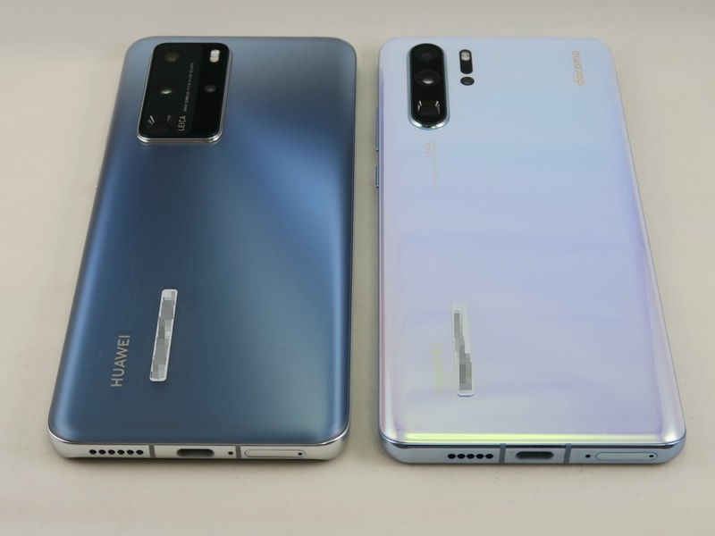 「HUAWEI P40 Pro」（左）とNTTドコモの「HUAWEI P30 Pro HW-02L」（右）の背面。HUAWEI P40 Proは光沢感が抑えられ、指紋が付きにくい仕上げ