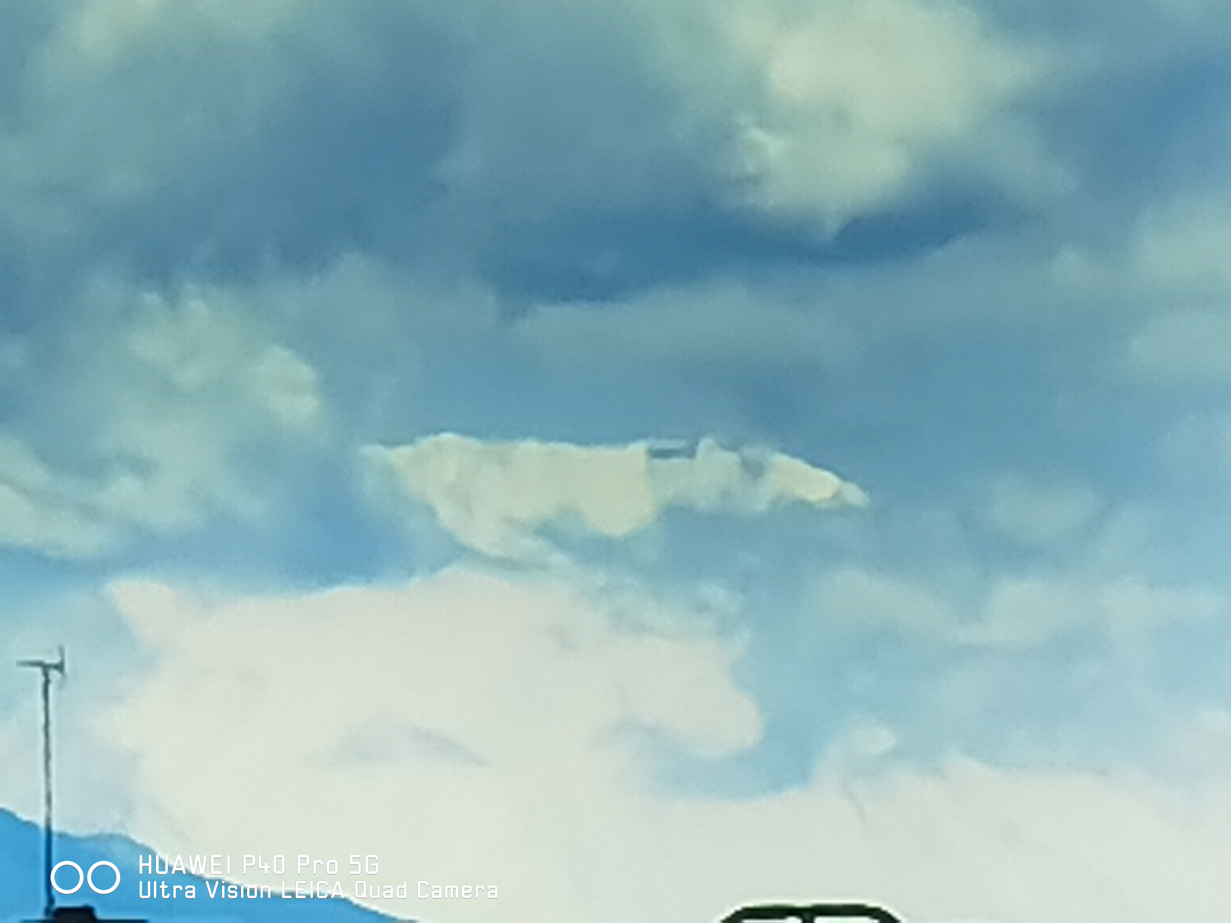 50倍ズームの画面。5倍に比べ、富士山の山頂が捉えられているが、雲が流れてきて、隠れてしまった。スマートフォンでここまで寄れる機種はごく一部