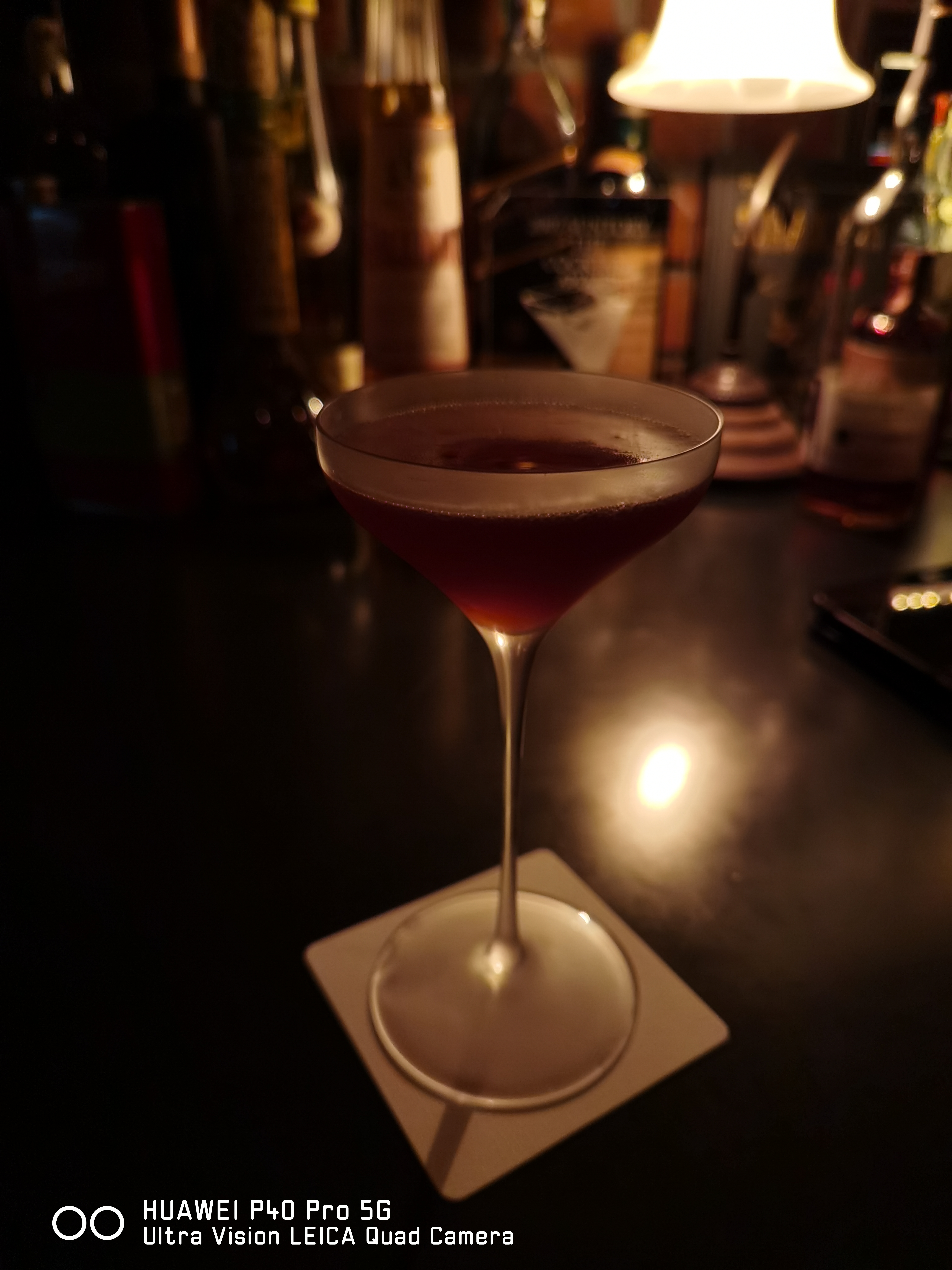 薄暗いバーで撮影。グラスの輪郭やフロスト感、背景のボケなど、相変わらずのクオリティ