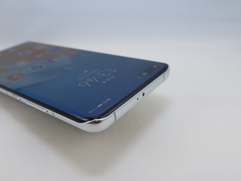 先端部にはリモコンなどに利用できる赤外線ポートを備える。レシーバーは画面が振動する仕様を採用