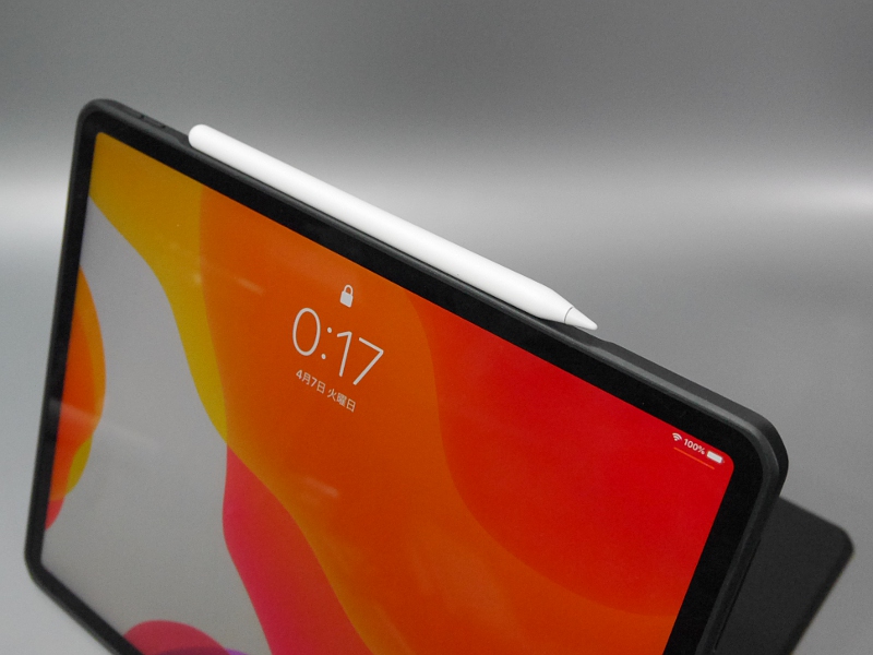 カバーを装着したままiPad Proの側面にApple Pencilを吸着させて充電が可能