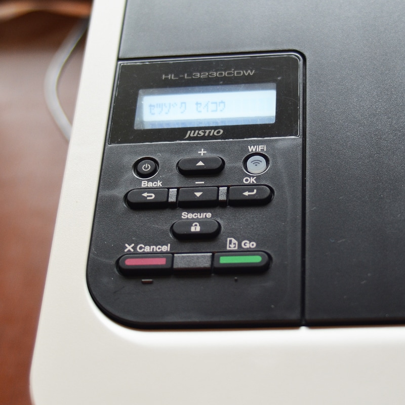 本体の操作パネル。本体の状態を示す液晶画面がちょっと見にくいです