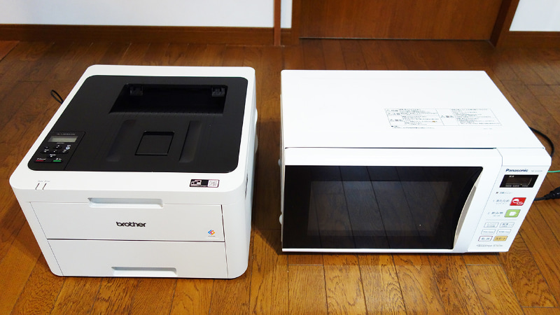 大きさ比較のため電子レンジと並べてみた様子。けっこう図体が大きいので、無線LANに対応しており設置場所を選ばないのには助かります