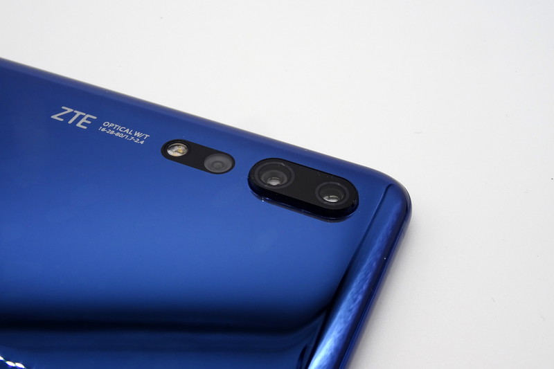 レンズ部分には突起がある