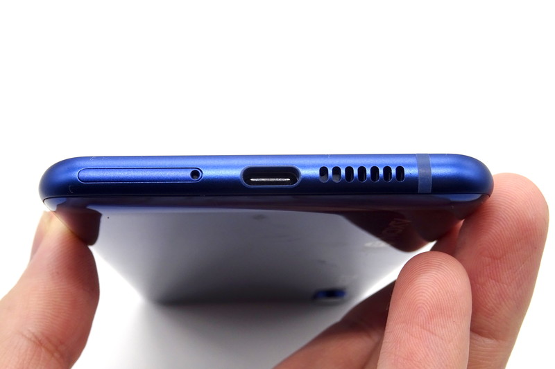 下部にSIMカードスロットとUSB Type-C端子