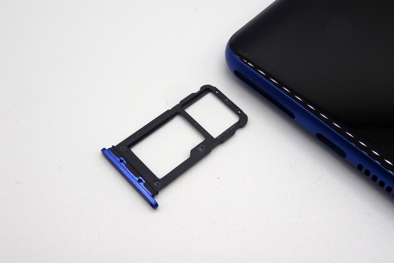 SIMカードトレイ