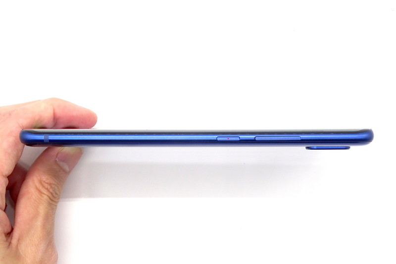 右側面には電源ボタンと音量ボタン