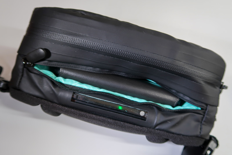 バッテリーが入るポケットには透明のビニール窓も用意されていて、残量やちゃんと充電できているかどうかを、LEDライトで確認することもできる