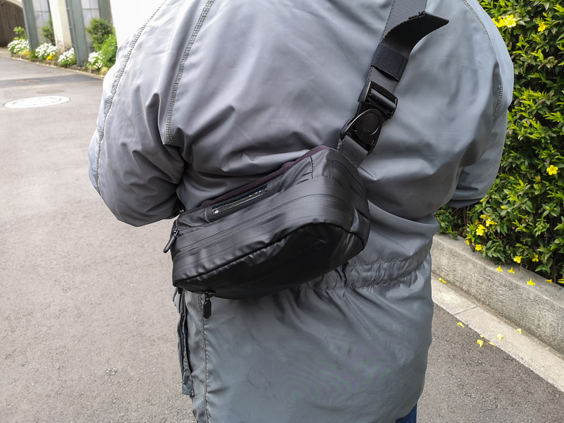 近所に出かけるくらいでは、ワイヤレスチャージを必要とするほどバッテリーを消耗しないので、今は活躍の場がないのが残念