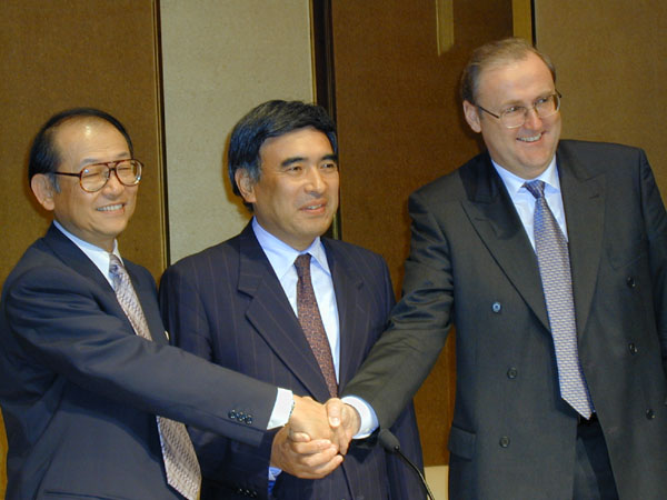 発表当時の写真。左からソニー社長 安藤氏、ソニー 井原氏、日本エリクソン社長 ベングッソン氏