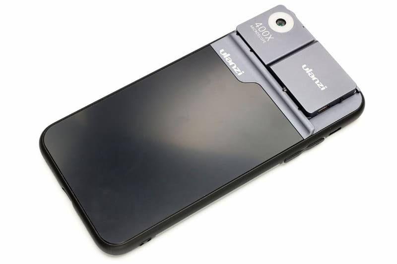ケース背面には400倍のレンズがあり、iPhone 11 Pro Maxトリプルカメラの超広角/広角/望遠レンズのうち広角レンズを通して顕微鏡として使える。顕微鏡レンズ部周辺はアルミと思われる金属製