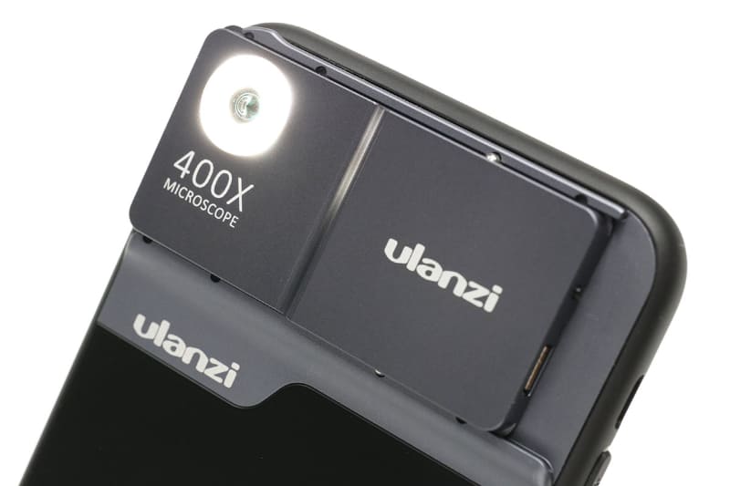 レンズ部周囲にはディフューザー付きのLEDランプが埋め込まれており、白色で光る。観察対象を明るく照らすわけですな。レンズに向かって右側に充電用microUSB端子およびLEDランプオンオフ用スイッチがある。バッテリー容量は110mAhで、40分でフル充電となり、フル充電状態から2時間点灯可能