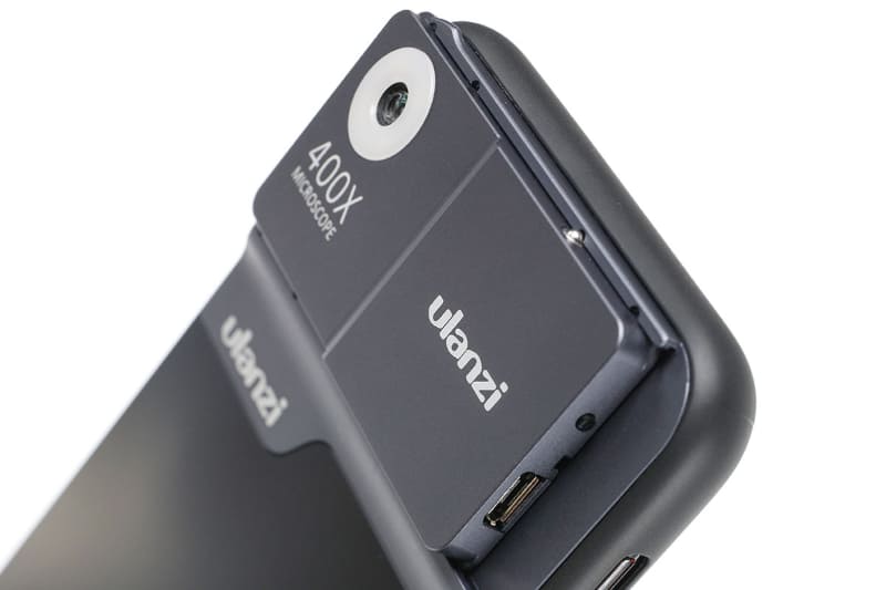 レンズ部周囲にはディフューザー付きのLEDランプが埋め込まれており、白色で光る。観察対象を明るく照らすわけですな。レンズに向かって右側に充電用microUSB端子およびLEDランプオンオフ用スイッチがある。バッテリー容量は110mAhで、40分でフル充電となり、フル充電状態から2時間点灯可能