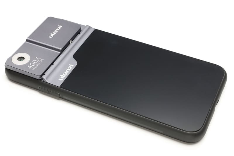 ケース背面の黒い部分は硬質なプラスチックで、側面はやや柔軟なTPUのような素材。各ボタンを操作でき、ストラップホール付き。ケースの質量は53g（実測値）