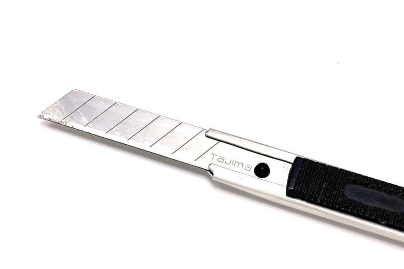 カッターナイフの刃。ペキッと折れる部分にはこんな溝が!!!