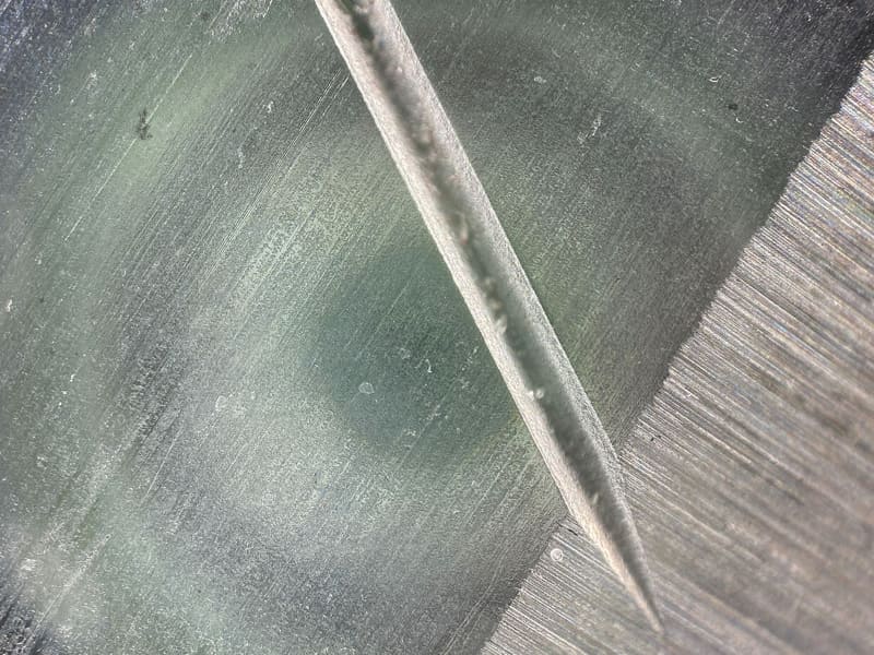 カッターナイフの刃。ペキッと折れる部分にはこんな溝が!!!