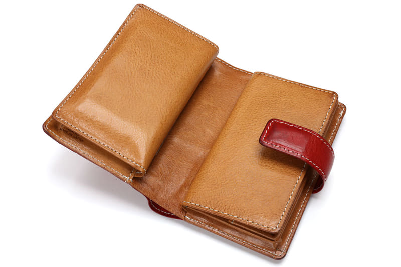 革製品。ぬめ革の表面にコーティングのようなものが施されている